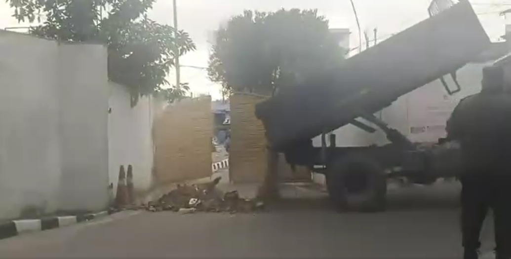 सडक डिभिजनको गेटमा काठमाडौं महानगरले खन्यायो एक ट्रक धुलो