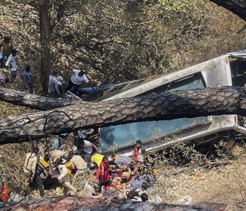 तीर्थयात्री बोकेको बस दुर्घटनामा पर्दा कश्मीरमा २२ जनाको मृत्यु, ५७ घाइते