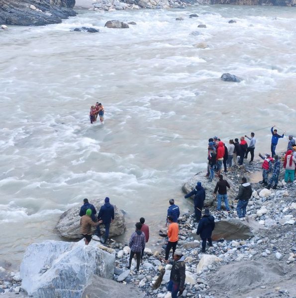 महाकाली नदीको टापुमा ट्रयाक्टरसहित थुनिए मजदुर