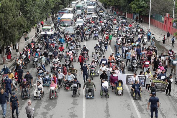 अपांगता भएकाहरुले निकाले ह्विलचियर र्‍याली, १५ मिनेट चक्काजाम