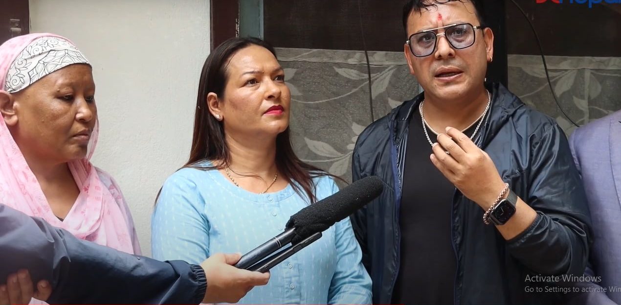 ‘यम बराल साँझ’बाट उठेको रकम क्यान्सर पीडित गायिका जमुना थापालाई हस्तान्तरण