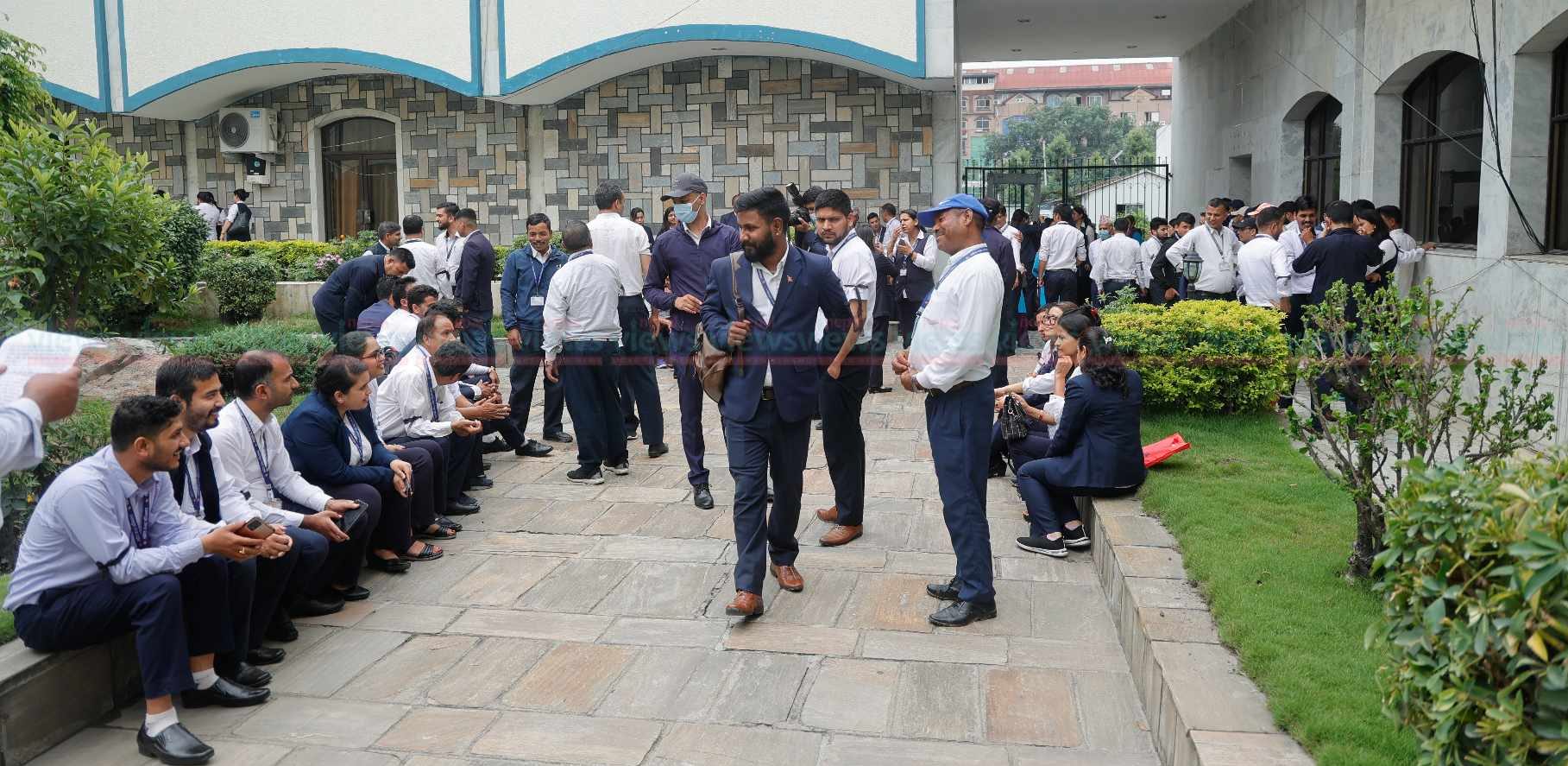 संसदमा कर्मचारीको आन्दोलन जारी, कालोपट्टी बाँधेर धर्नामा (तस्वीरहरू)