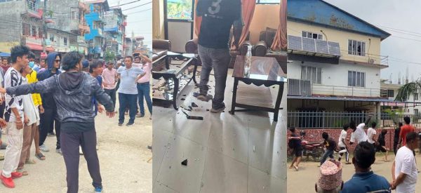 नालामा पुरिएर तीन महिलाको मृत्यु भएपछि कावासोतीमा तनाव, नगरपालिका कार्यालयमा तोडफोड (तस्वीरसहित)