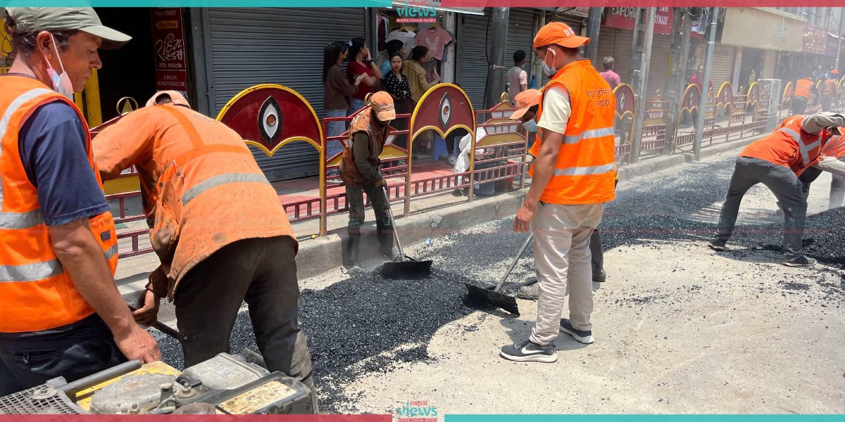 महानगरले भत्काएको सडक पिच गर्दै विभाग, बालेन समर्थकको विरोध (तस्वीरहरू)