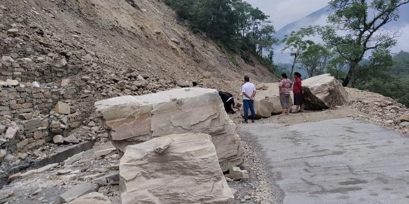 बेँसीसहर–चामे सडकखण्ड अवरुद्ध