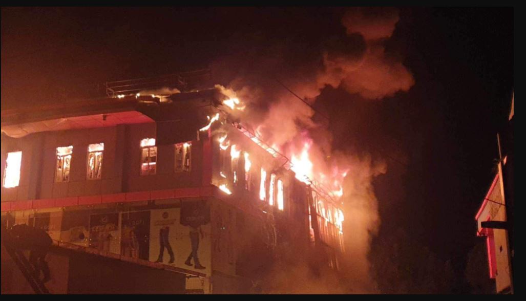 बुटवलको व्यवसायिक भवनमा लागेको आगो मध्यराति नियन्त्रणमा आयो, करोडौंको क्षति