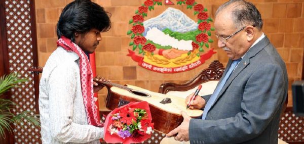 गितार दिँदै प्रधानमन्त्रीले भने – देशको प्रतिष्ठा बढाउन मेहनत गर्नुस्