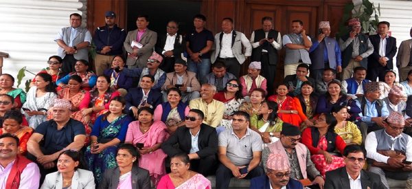 काटिएको समानीकरण बजेट माग गर्दै स्थानीय तहका प्रतिनिधिले घेरे अर्थ मन्त्रालय