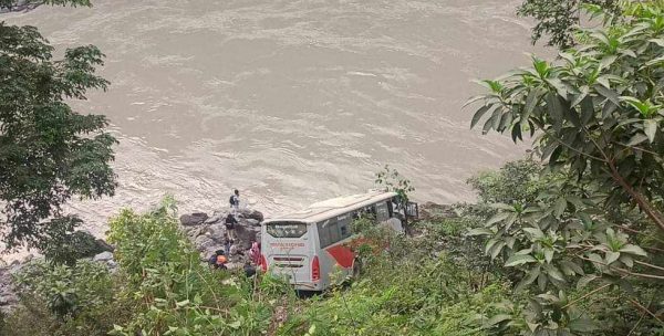 काठमाडौं आउदै गरेको रात्री बस त्रिशुलीमा खस्यो