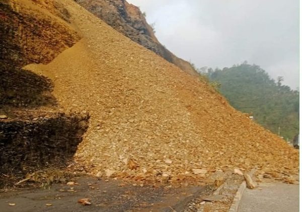 पृथ्वी राजमार्ग अवरुद्ध