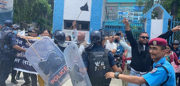 पोखरामा प्रधानमन्त्री प्रचण्डलाई सहकारी पीडितले देखाए कालोझण्डा