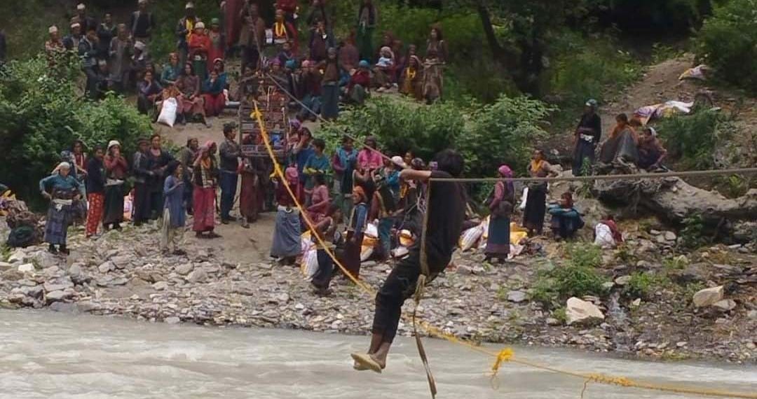 हुम्लाका स्थानीयलाई कर्णाली तर्न तुइनको भर, ज्यान कतिबेला नदीमा खस्ला भन्ने डर
