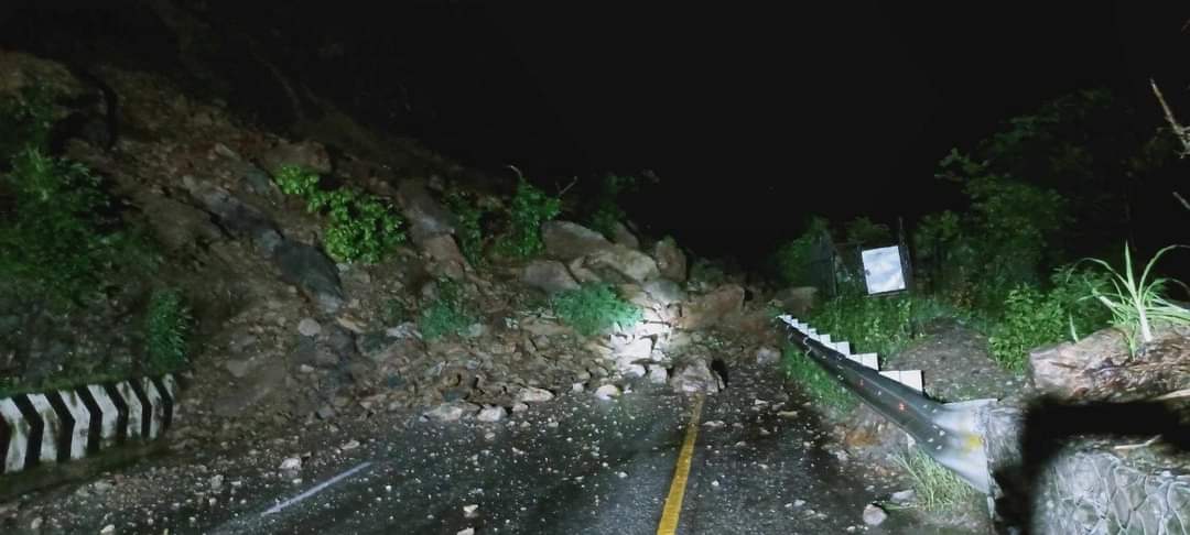 नारायणगढ–मुग्लिन सडकखण्डमा पहिरोले दुईवटा बस बगायो, करिब ६० यात्रु बेपत्ता