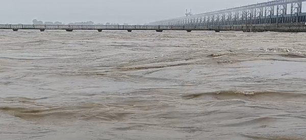सप्तकोशीमा पानीको बहाव बढेसँगै माछा मार्न र डुंगा चलाउन रोक