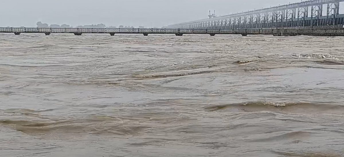 सप्तकोशीमा पानीको बहाव बढेसँगै माछा मार्न र डुंगा चलाउन रोक
