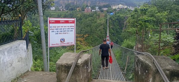 कुश्माको झोलुङ्गे पुल जीर्ण, सवारी सञ्चालनमा रोक