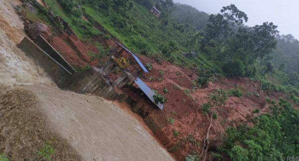 ठेउलेखोला जलविद्युत् आयोजनाको बाँध पुरियो, ग्रामीण सडक अवरुद्ध