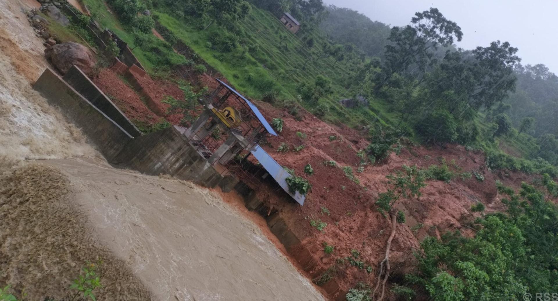 ठेउलेखोला जलविद्युत् आयोजनाको बाँध पुरियो, ग्रामीण सडक अवरुद्ध