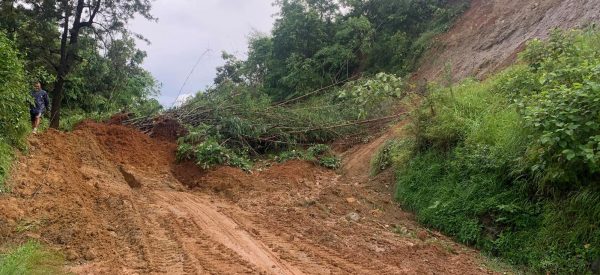 अरनिको राजमार्ग तीन स्थानमा अवरुद्ध, कान्तिलोकपथमा पनि पहिरो