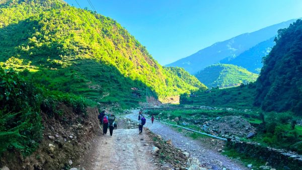 ढोरपाटन पुग्ने सडकको दुरावस्था, पर्यटक र स्थानीयलाई सास्ती