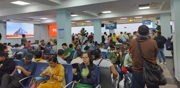झरी झरेको-झर्‍यै, विमानस्थल प्रतीक्षालयमा यात्रुको घुइँचो (तस्वीरहरू)