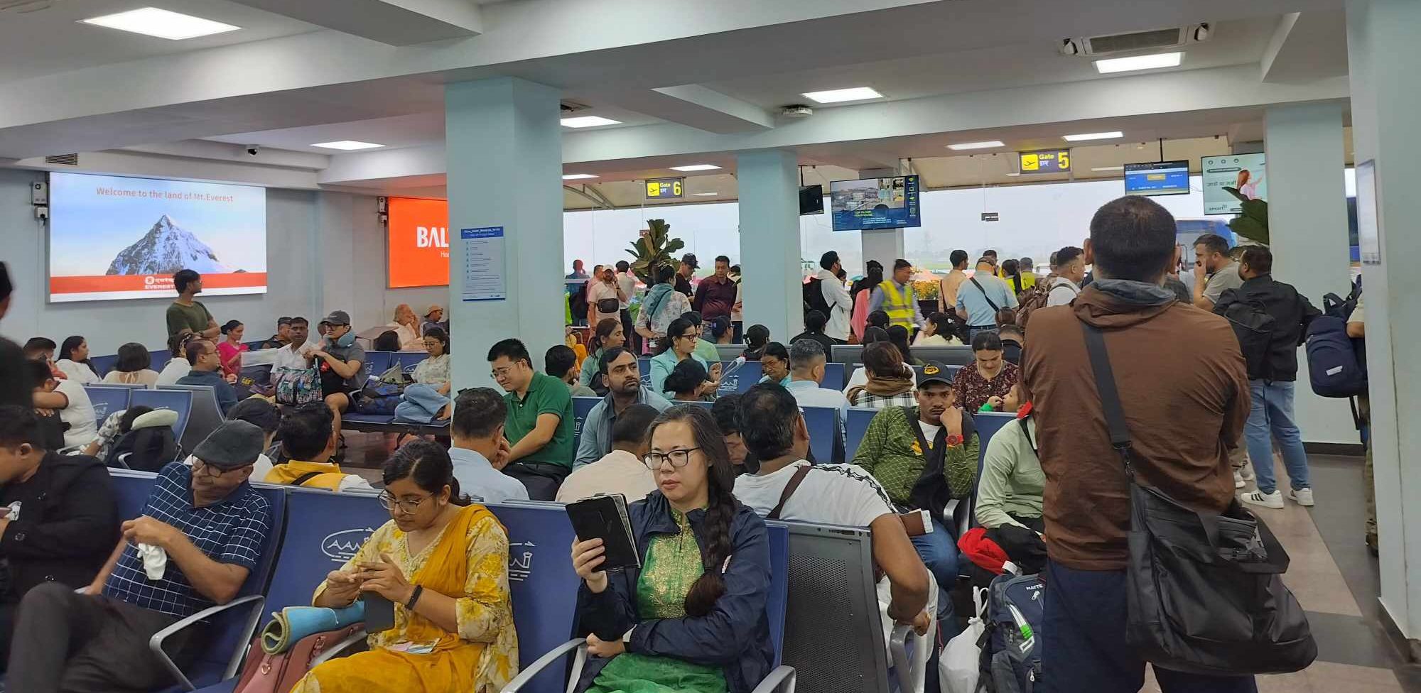 झरी झरेको-झर्‍यै, विमानस्थल प्रतीक्षालयमा यात्रुको घुइँचो (तस्वीरहरू)