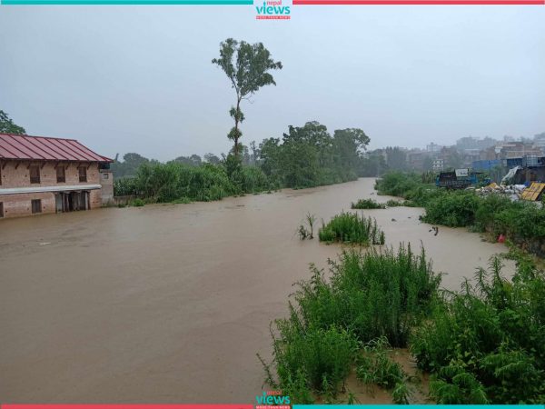 भक्तपुरको दधिकोटमा खोला बस्तीमा पस्दा ३० घर डुबानमा