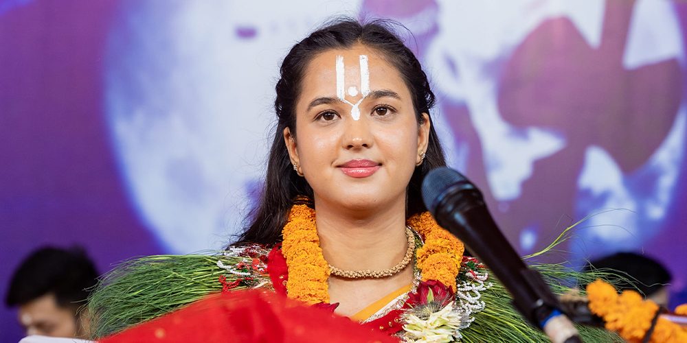 पशुपति कोटिहोम: लण्डनबाट आइन् अर्की सुन्दरी कथावाचिका चन्द्रकला सखी, भक्तजनको थप आकर्षण