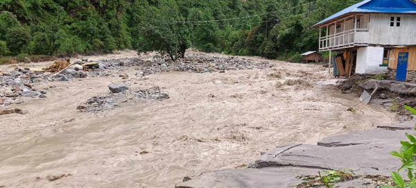 दोलखामा बाढी : तीन घर बगायो, एकजना बेपत्ता