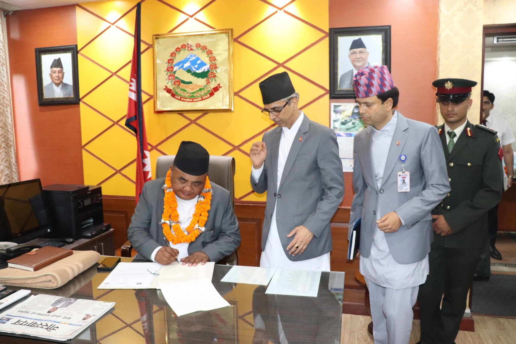 मन्त्रालयमा पदभार सम्हाल्दै नवनियुक्त रक्षामन्त्री मानवीर राई ।