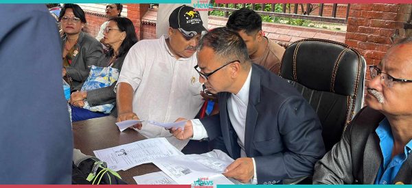 न्यूरोड फुटपाथ विवाद : सडकमै टेबुलकुर्सी राखेर काम गर्न थाले वडाध्यक्ष, फर्कियो डोजर