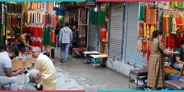 साउने रौनक : हत्केलामा मेहेन्दी, नाडीमा हरियो चुरा, किनमेलको चहलपहल (फोटोहरू)