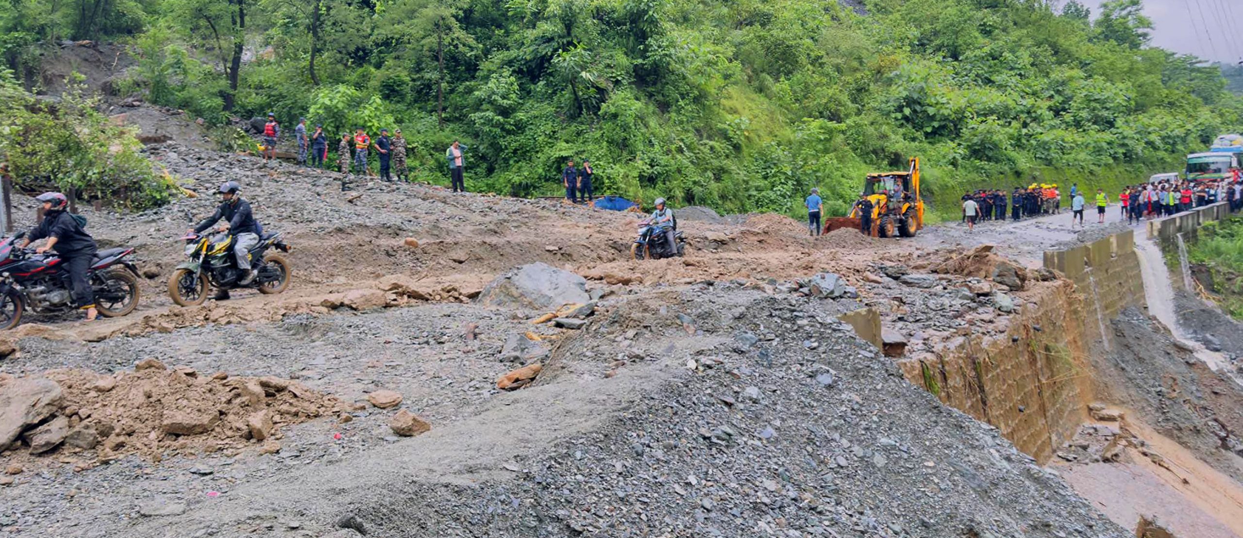 बेपत्ता भएको बसबाट हामफालेर तीन यात्रुले ज्यान जोगाए, ६० बढी यात्रुसहितका दुईवटा बस अझै भेटिएनन्