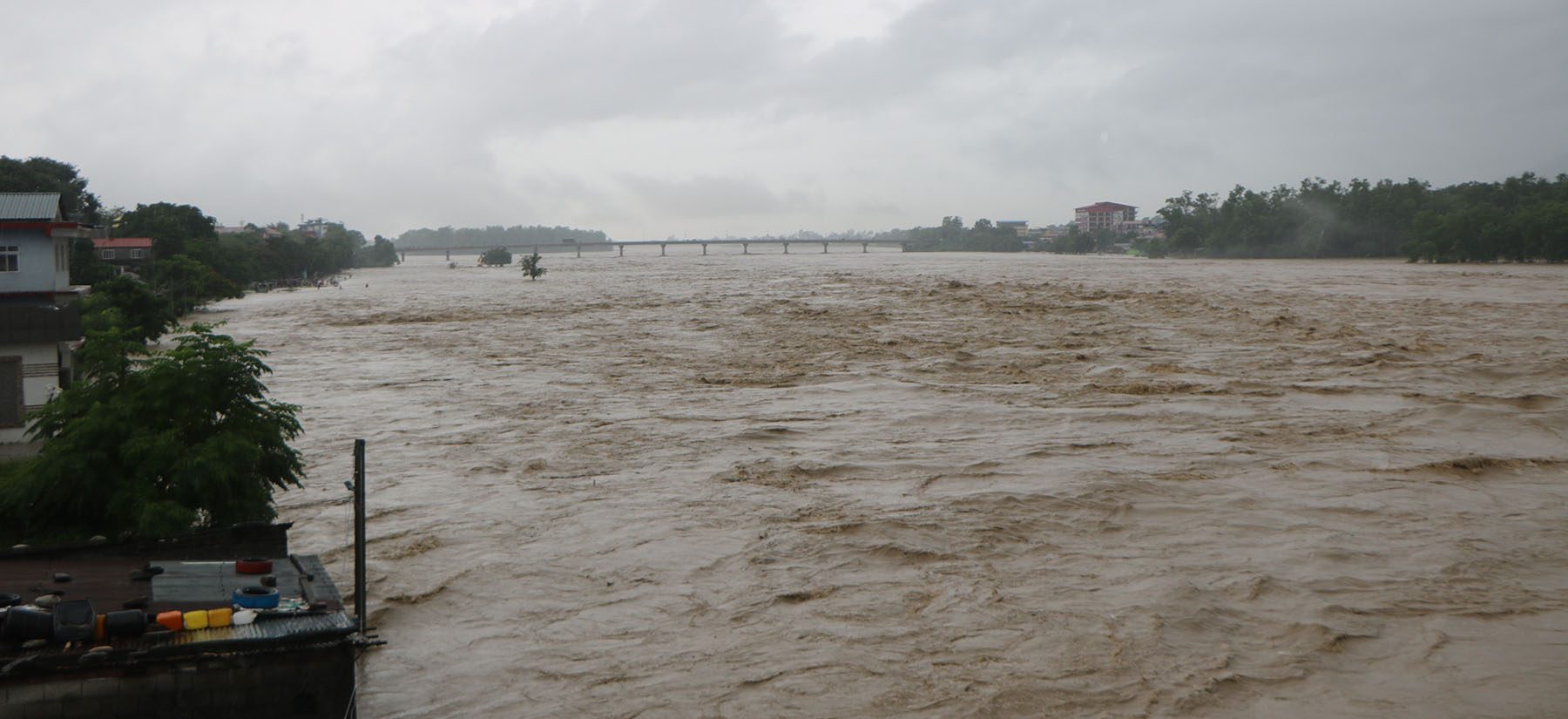 विनयी खोलाले बगाएको बस निकाल्न सकिएन, यात्रुहरुको सकुशल उद्धार