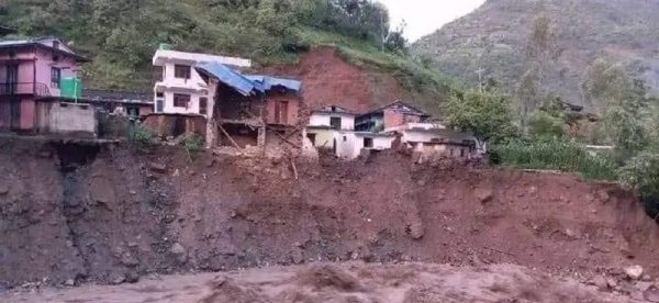 आठबिसकोट बाढी : बगरका स्थानीयलाई सुरक्षित स्थानमा सारियो