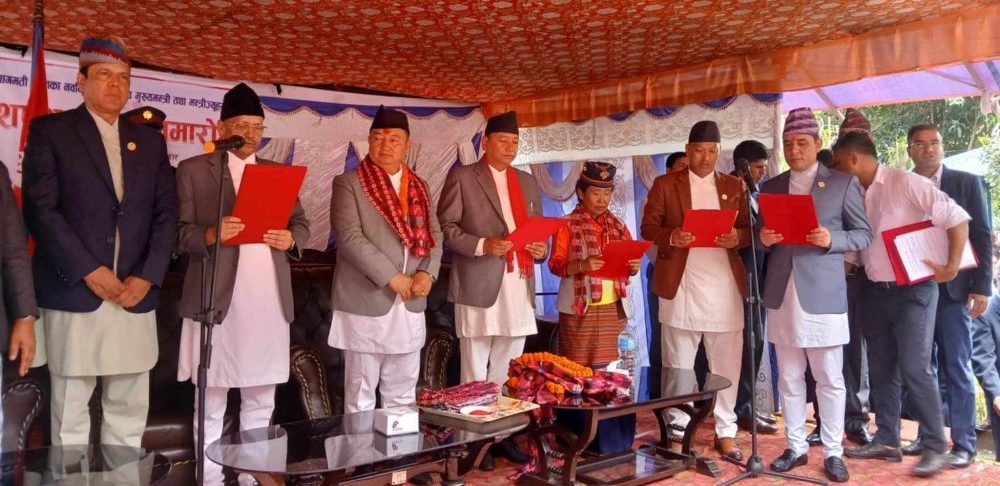 मुख्यमन्त्री लामासहित ९ मन्त्रीले लिए शपथ