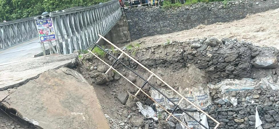 मेलम्चीको चनौटे बेलीब्रिज बगाउने खतरा , हेलम्बुका बस्ती र विद्यालय पनि उच्च जोखिममा