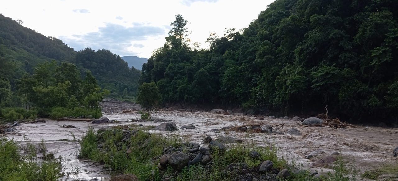 भोजपुरको हाइड्रोमा काम गर्ने दुई जनालाई बाढीले बगायो, एकको उद्दार