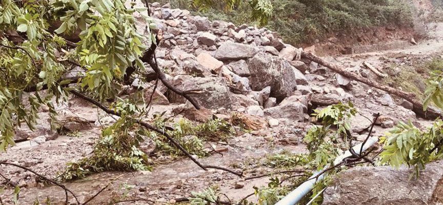 पहिरो खसेपछि कोशी राजमार्ग अवरुद्ध, पहाडी जिल्लाको सम्पर्क टुट्यो