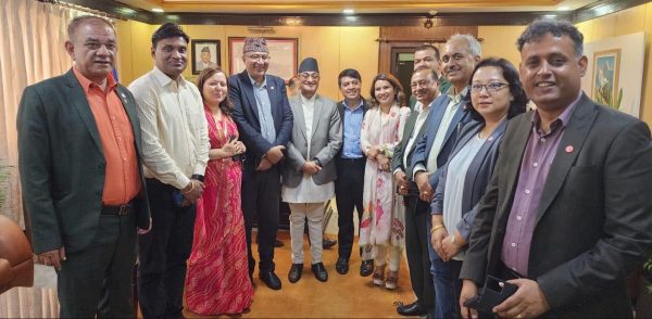 गृहमन्त्रि लेखकसँग नेपाल उद्योग वाणिज्य महासंघका पदाधिकारीको भेटवार्ता