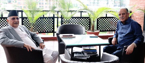 प्रचण्डलाई भेट्न ओली बिहानै बालुवाटार पुगे, बार्दलीमा फोटो सेसन