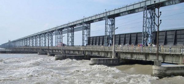 शारदा ब्यारेजका सबै ढोका खोलिए, सवारी साधन आवागमनमा रोक