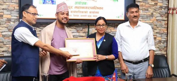 सन्दीप लामिछानेलाई भरतपुर महानगरले गर्‍यो सम्मान