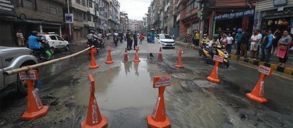 काठमाडौंको सोह्रखुट्टेमा सडक भाँसियो, ठूलो भ्वाङ्ग परेपछि यातायात रोकियो