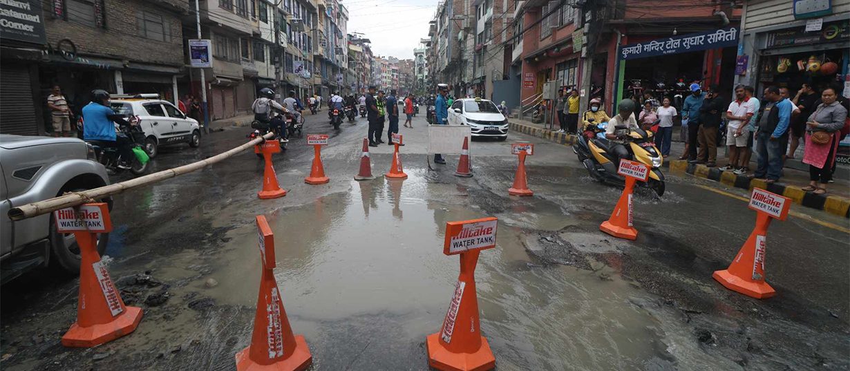 काठमाडौंको सोह्रखुट्टेमा सडक भाँसियो, ठूलो भ्वाङ्ग परेपछि यातायात रोकियो