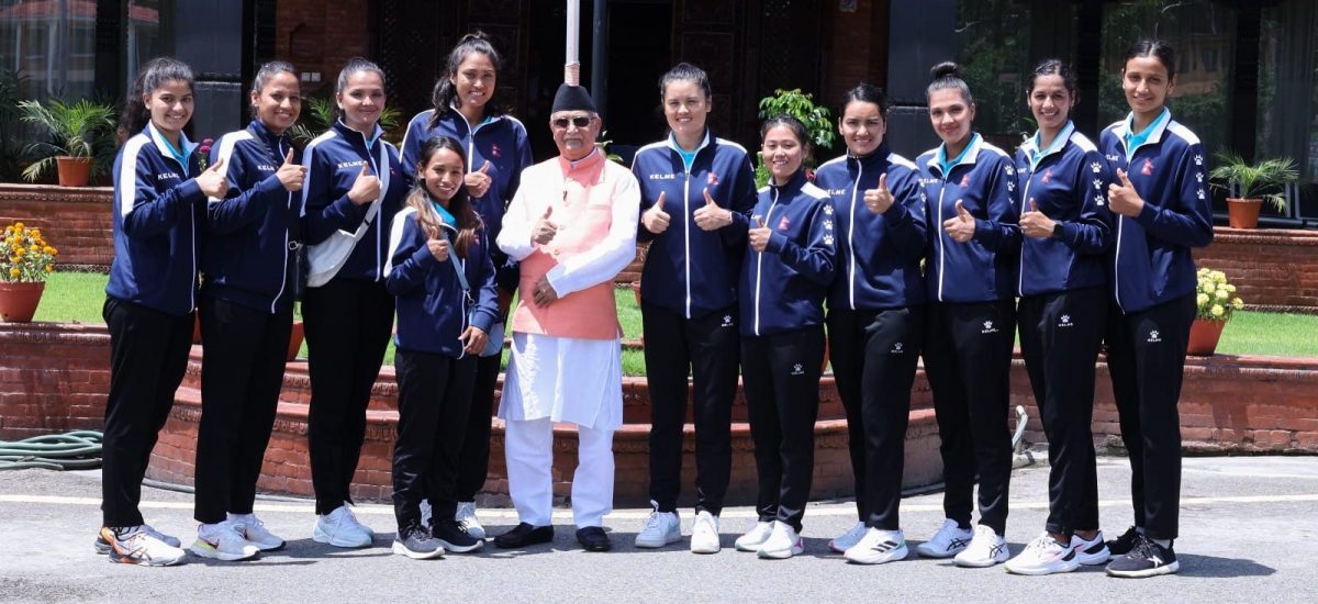 प्रधानमन्त्रीले भलिबल खेलाडीसँग भने – ढुकुटीमा धेरै रकम छैन तर, कभर्डहल बनाउँछौँ