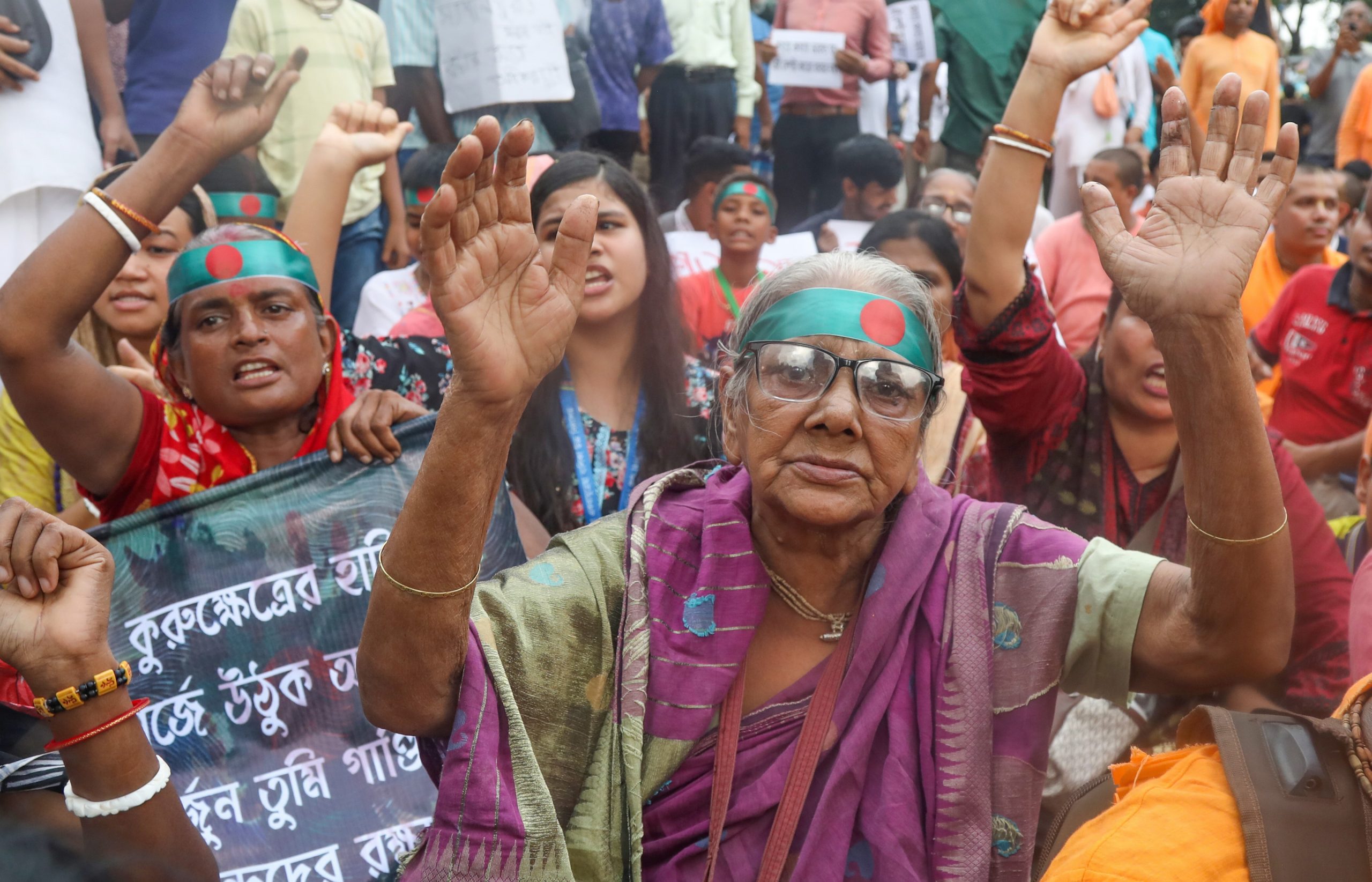 बङ्गलादेश : मन्दिर जाने बाटा बन्द गरिए, बिहानैदेखि सेना परिचालन