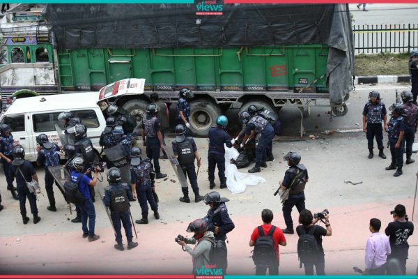 ट्राफिकले थापेको ‘डेथ ट्र्याप’ : लुकेर चेकिङ गर्दा दुर्घटना, यसरी कुटिँदै लखेटिए प्रहरी (भिडिओसहित)