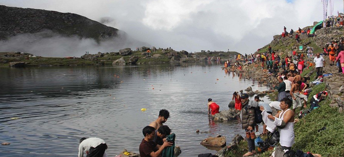 गोसाइँकुण्डमा भक्तजनको घुइँचो