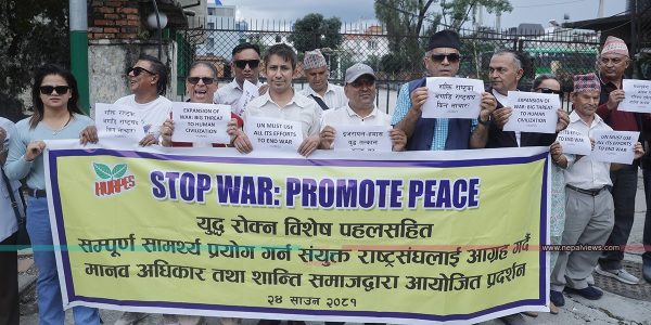 विश्वमा जारी युद्ध अन्त्यको माग गर्दै प्रदर्शन (तस्वीरहरू)